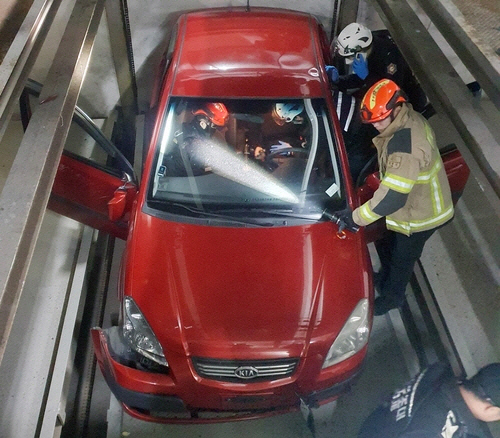 추락한 차량[인천소방본부 제공]